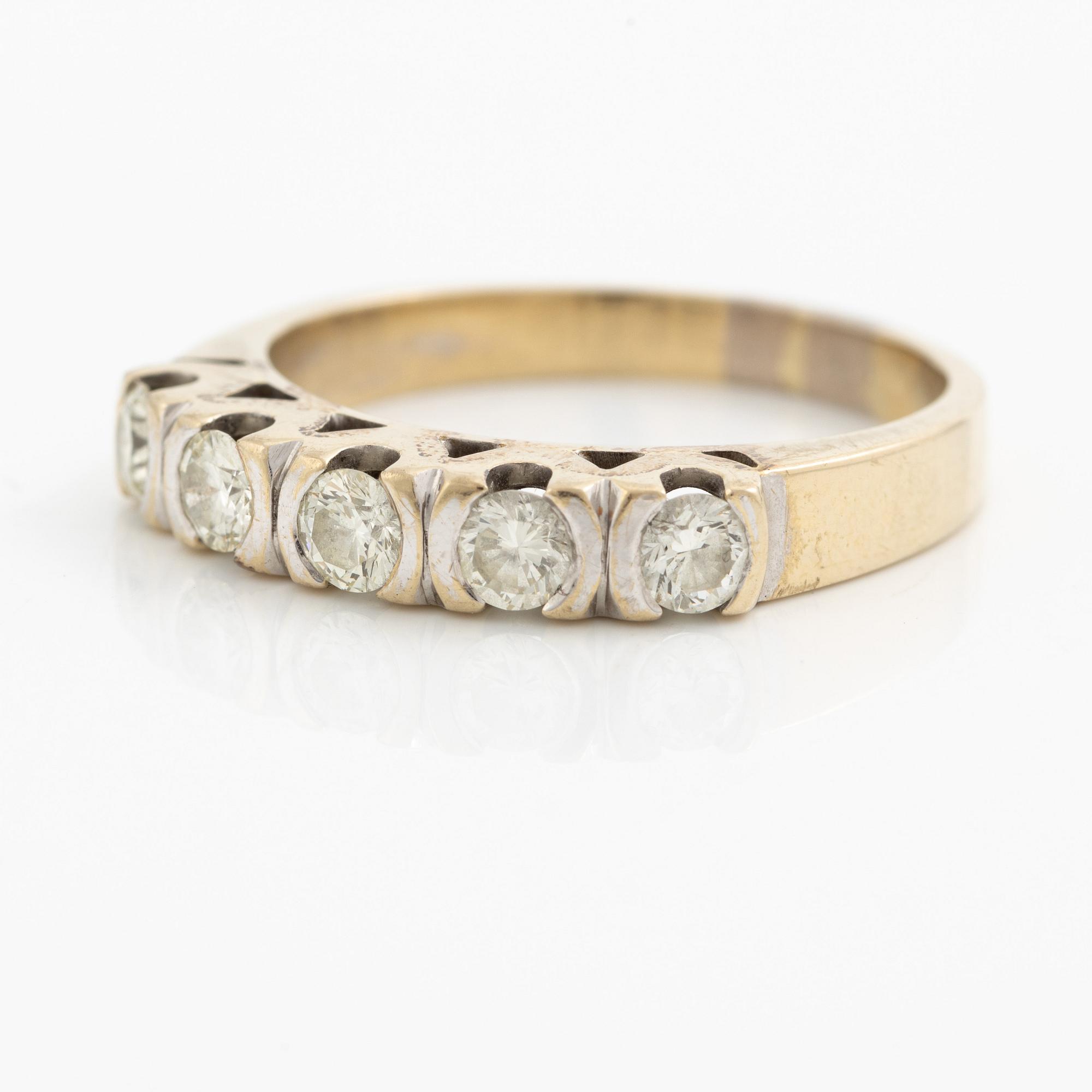 Ring, 18K vitguld med fem briljantslipade diamanter.