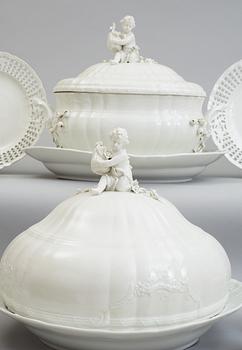 SERVIS, 73 delar, porslin. Berlin. 1800-tal.