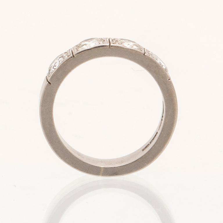 Ring halvallians 18K vitguld med runda briljantslipade diamanter av Bodens Guldatelje Johanneshov 1968.
