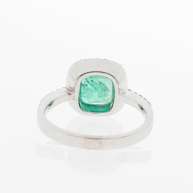 A RING, facetted emerald, brilliant cut diamonds, 14K white gold.