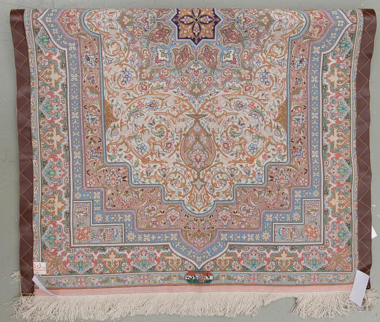 An oriental silk rug, signed around 157 x 101 cm.