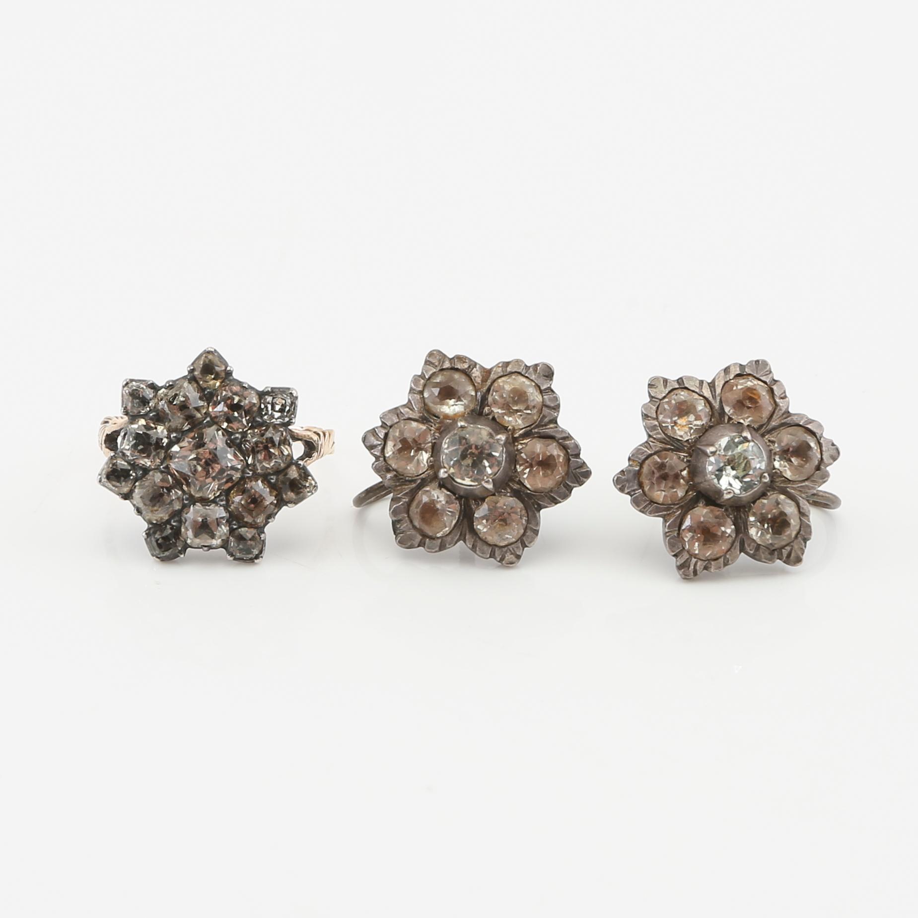 Ring and a pair of earrings in silver with faceted topazes and paste, circa 1900.