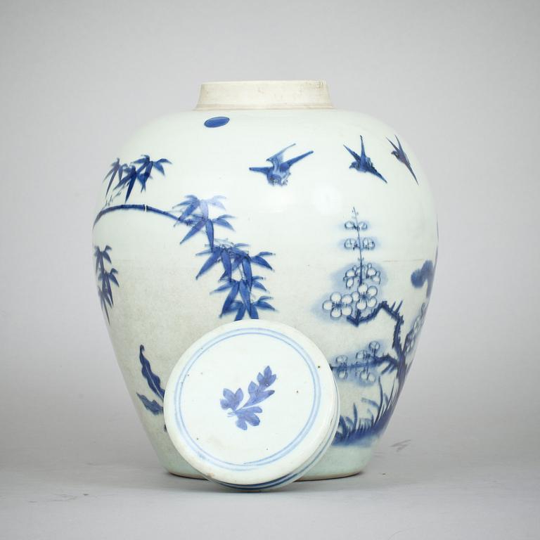 A blue and white Transitional jar, 17th Century.