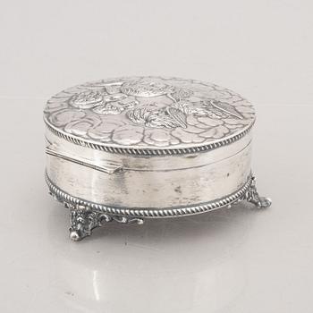 An English Silver Box, mark of William Aitken, Birmingham 1905.
