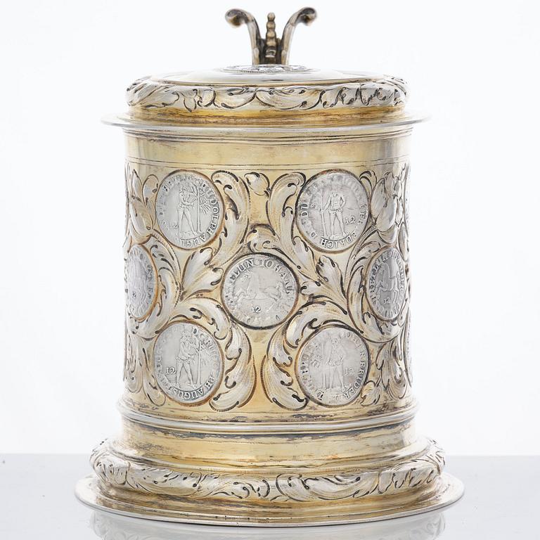 Dryckeskanna, sannolikt av Abraham Wilde (verksam i Königsberg 1676-?).