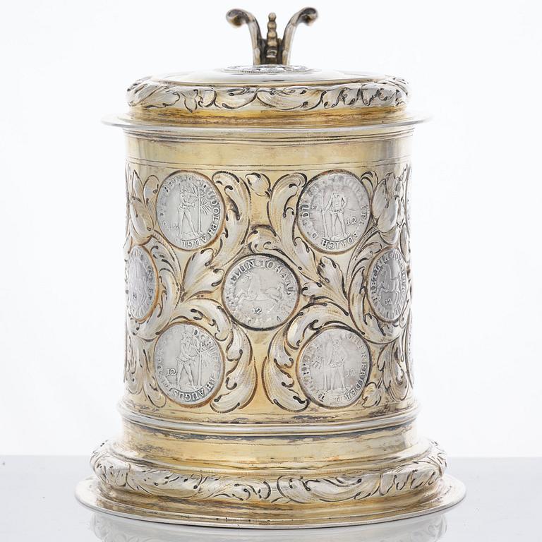 A German 17th century silver-gilt tankard, mark possibly of Abraham Wilde (Königsberg 1676-?).