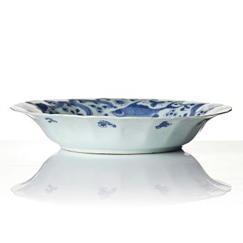 A blue and white 'fish' dish, Qing dynasty, Kangxi (1662-1722).