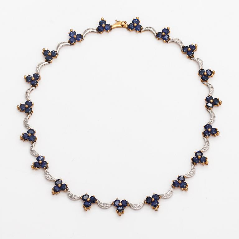 A 14K gold necklace with sapphires ca. 30.00 ct in total and diamonds ca. 1.20 ct in total.