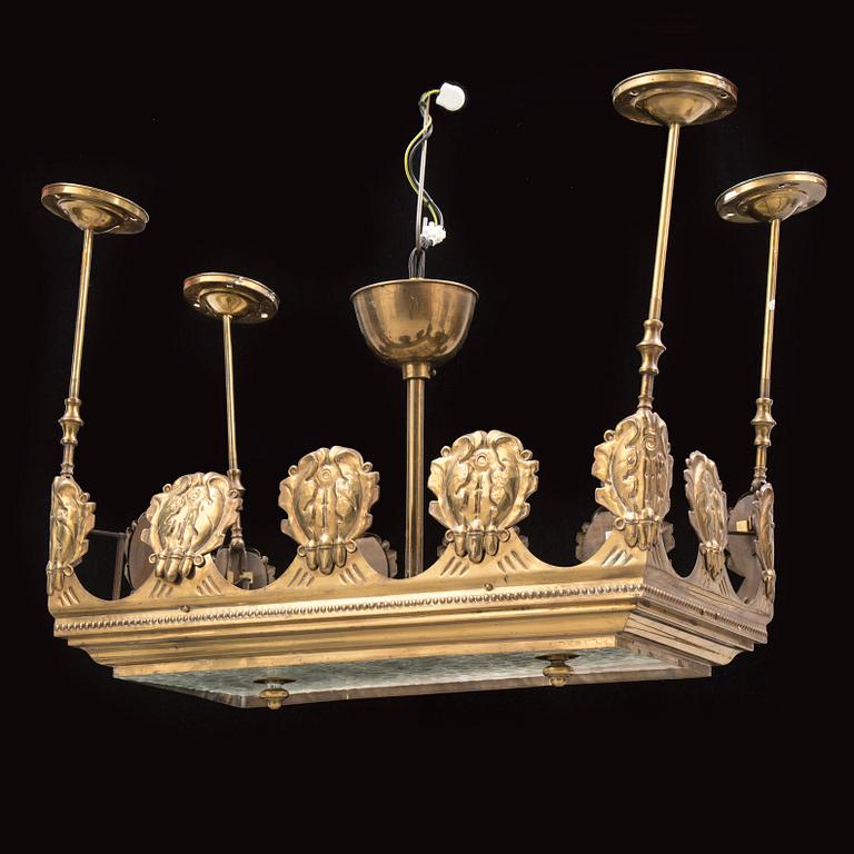TAKLAMPA / BILJARDBORDSLAMPA, mässing och glas, 1900-talets första hälft.