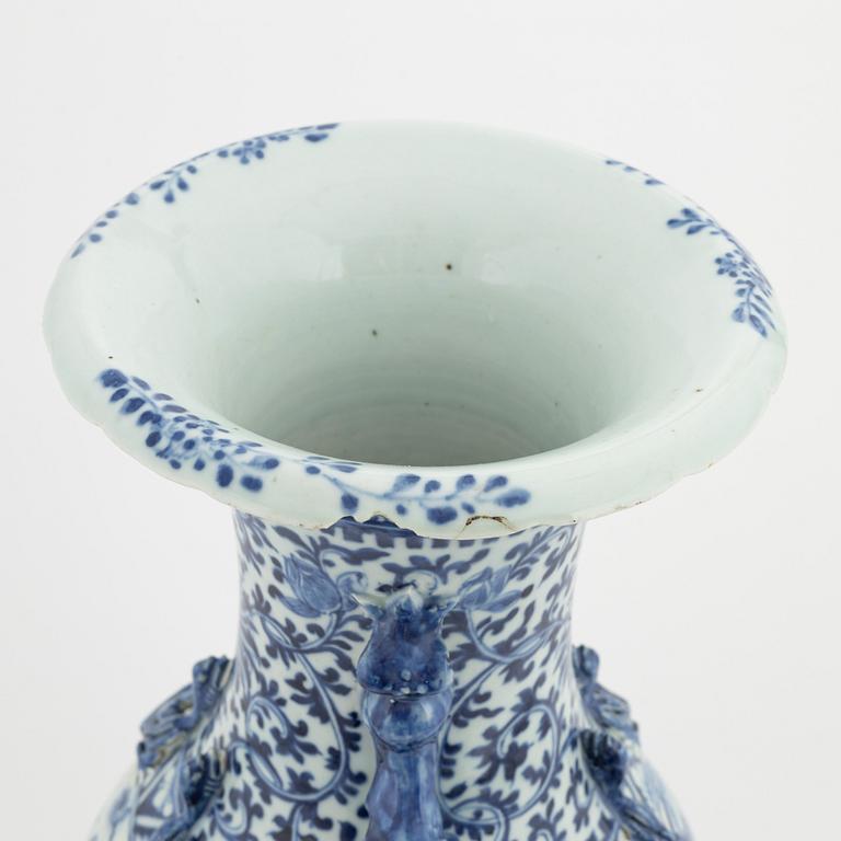 A large Chinese porcelain vase, late Qing Dynasty.