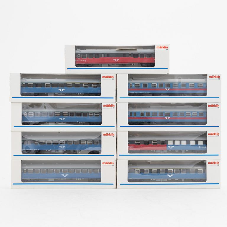 Märklin, an electrical locomotive and 9 passenger cars, gauge H0, i boxes.