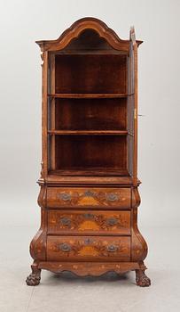 VITRINSKÅP, rokokostil. Holland. 1900-tal.