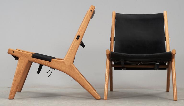 A pair of Östen Kristiansson oak and black leather lounge chairs 'Vilstol 204', Vittsjö, Sweden 1950's.