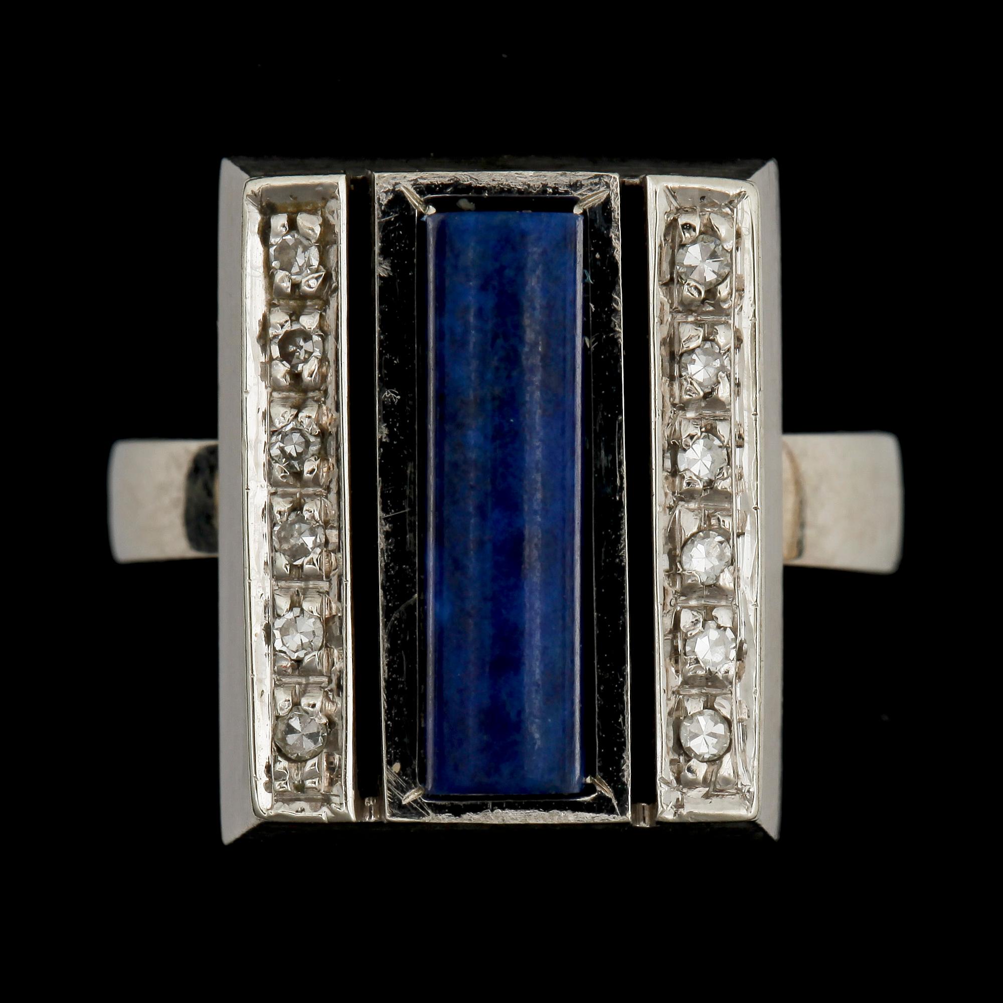 RING, 18k vitguld med lapis lazuli och åttkantslipade diamanter tot ca0,12ct. Vikt 9g.