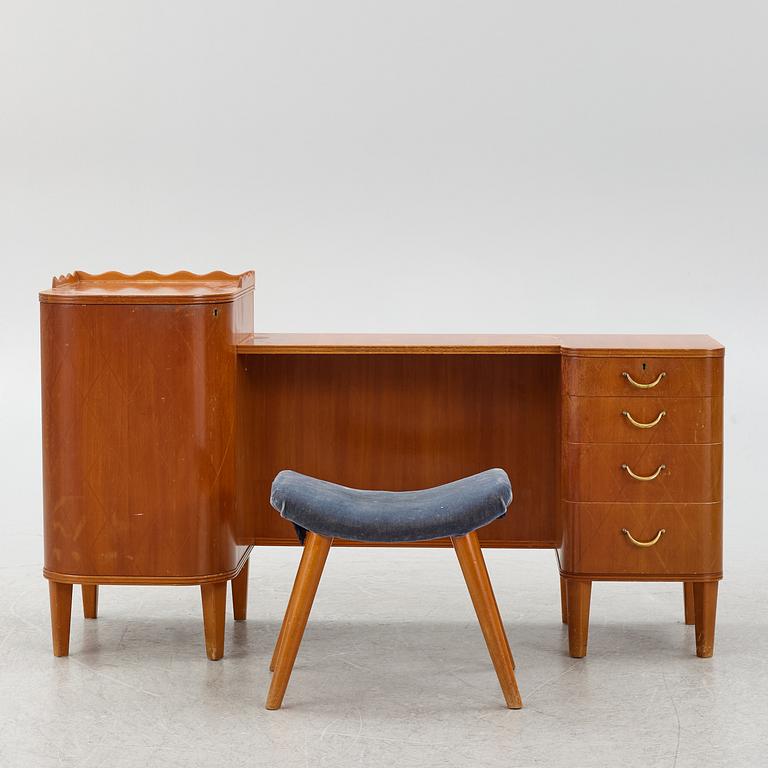 A dressing table with stool and mirror, Stil & Form Arkitektkontor för Möbler o. Inredningar, Stockholm, 1944.