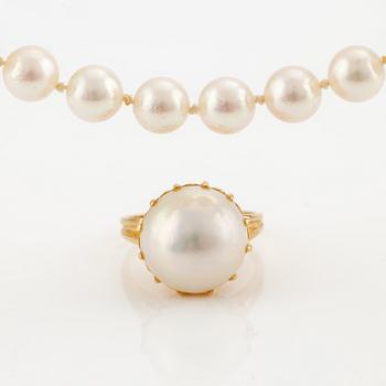 Necklace and ring, cultured pearls, clasp 18K gold.