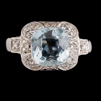 RING, 14 k guld, akvamarin ca 4.17 ct, mindre diamanter.