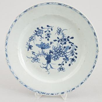 19 blue and white export porecelain plates, Qing dynasty, 18th century.