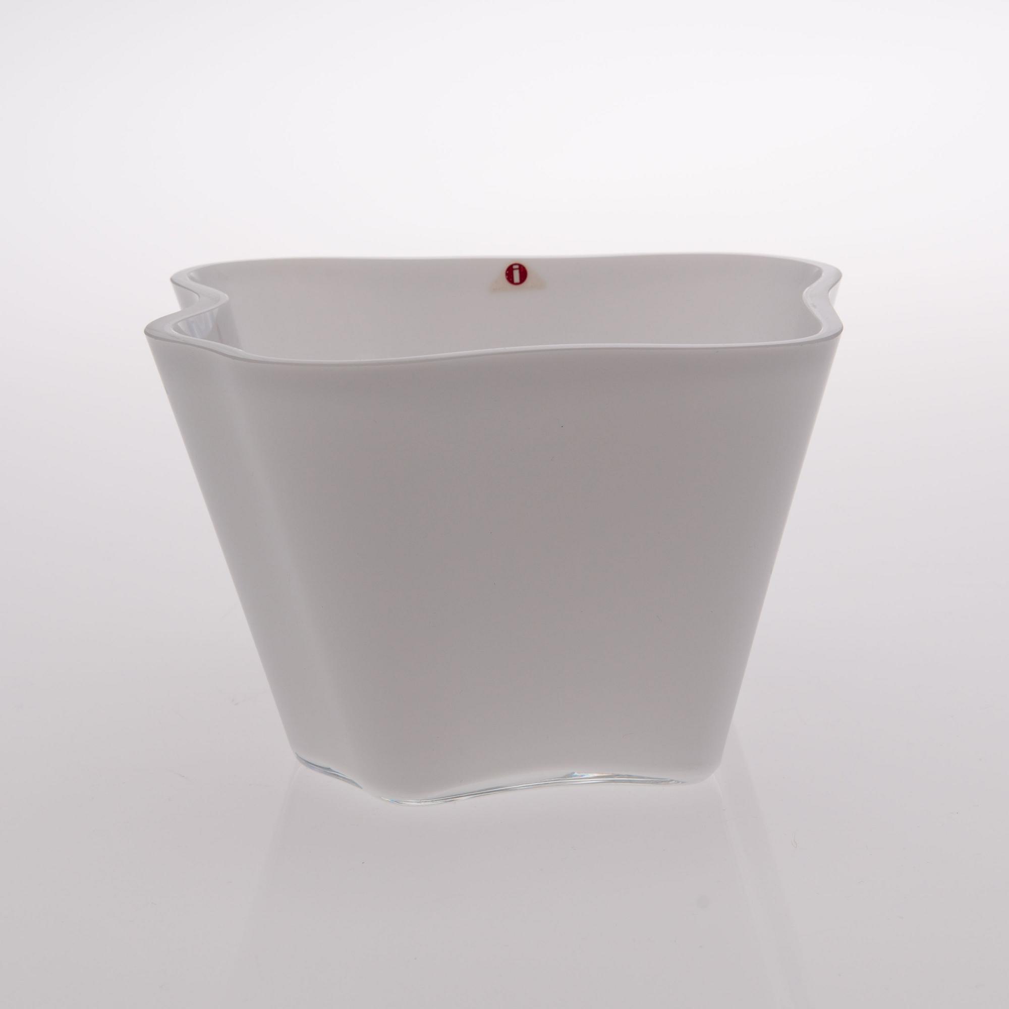 ALVAR AALTO, GLASS SCULPTURE, 4 PIECES. The Aalto Flower. Signed Alvar Aalto, the lower dish numbered 19/1986. Iittala.