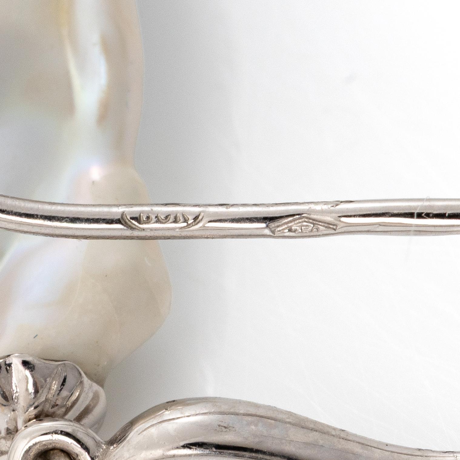 Örhängen 18K vitguld med odlade barocka sötvattenspärlor och briljantslipade diamanter.