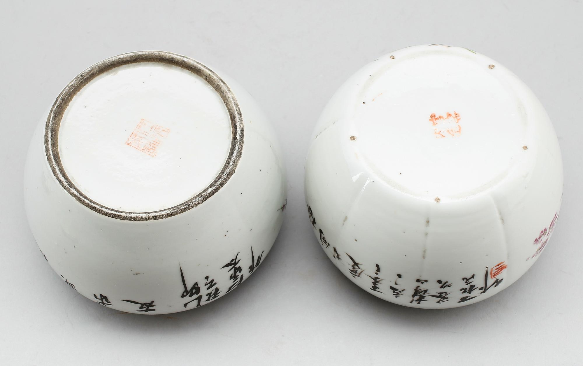 LOCKURNOR, 2 st, porslin, Kina, 1800-talets andra hälft.