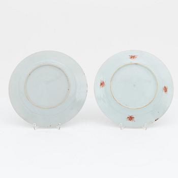 Tallrikar, två stycken olika, kompaniporslin. Qingdynastin, Qianlong (1736-95).