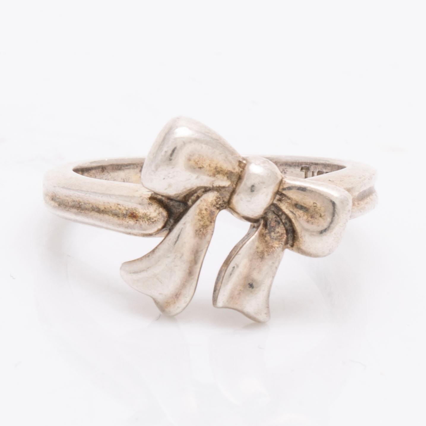 Tiffany 1 ring with a bow and heart pendant with chain, 1 more ring, sterling silver, total weight 20,8 g.