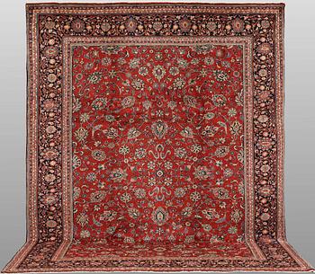 A Sarouk carpet, approx. 353 x 265 cm.