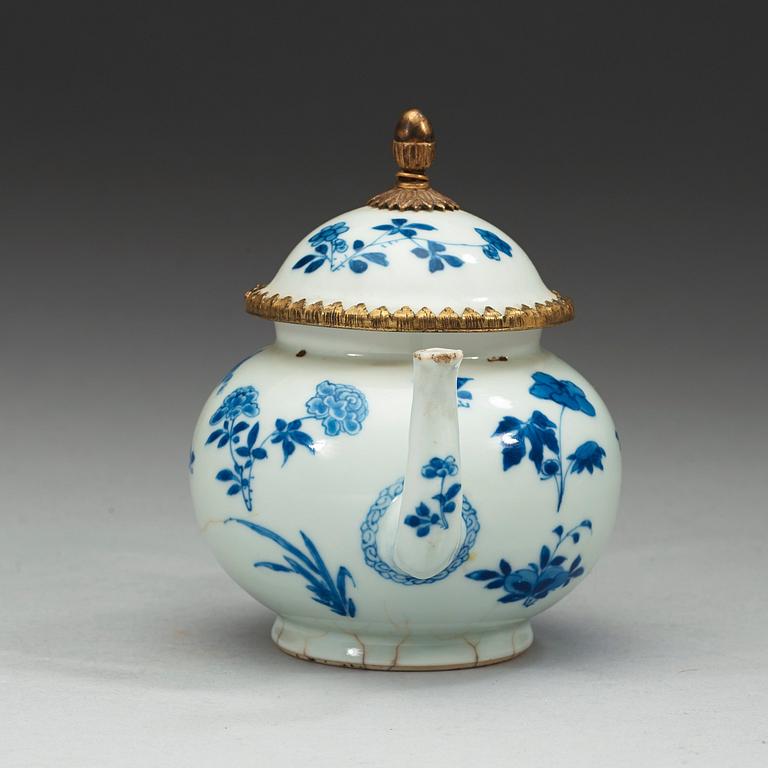 A blue and white teapot with cover. Qing dynasty Kangxi 1662-1722. With Kangxis six characters mark.