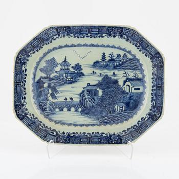 A blue and white Chinese porcelain charger, Qing Dynasty, Qianlong (1736-95).