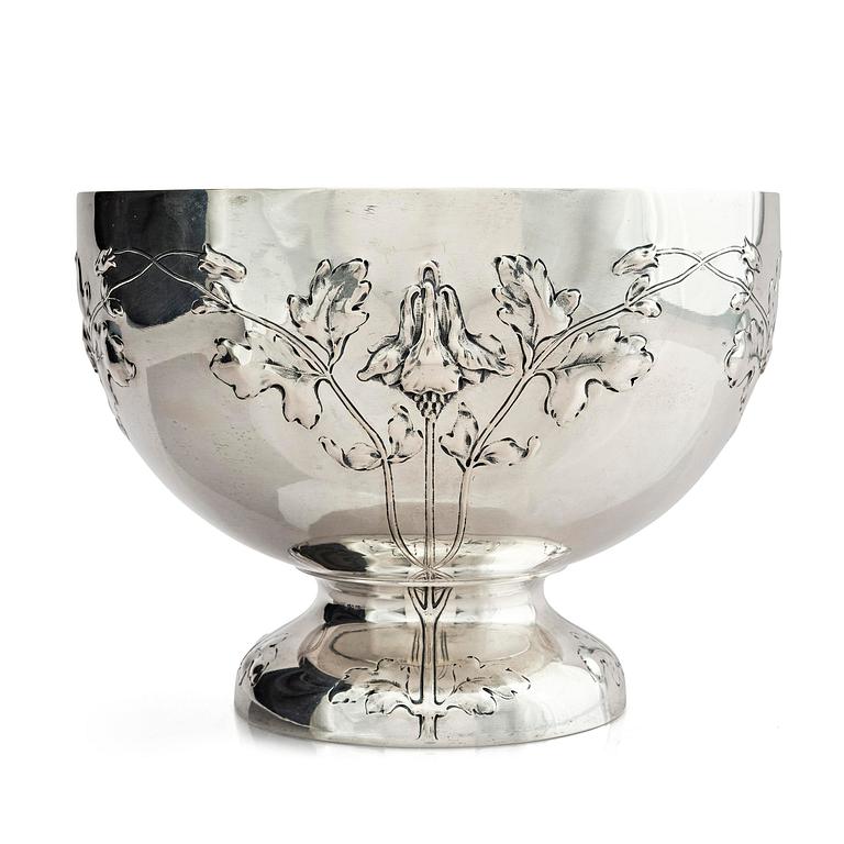 Sven Carlman, a large bowl on foot/wine cooler, silver, company CF Carlman, Stockholm 1904.