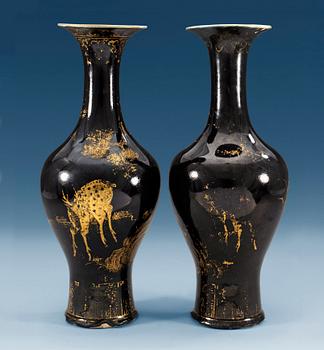 1374. A pair of mirror black vases, Qing dynasty, with six character mark of Qianlong. (2).