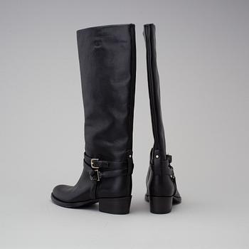 a pair of boots by  Ralph Lauren, in size 7,5B.