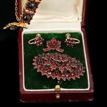 GARNITYR, 5 delar. Förgyllt silver med granater. 1800/1900-tal.