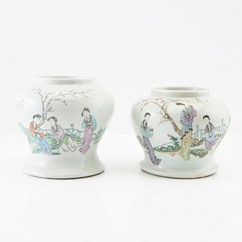 A set of two Chinese vases, 20th century.