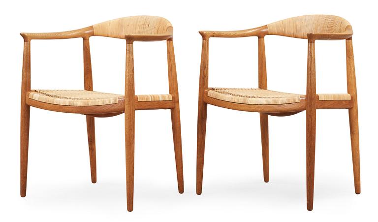 HANS J WEGNER, karmstolar, ett par "The Chair", Johannes Hansen, Danmark.