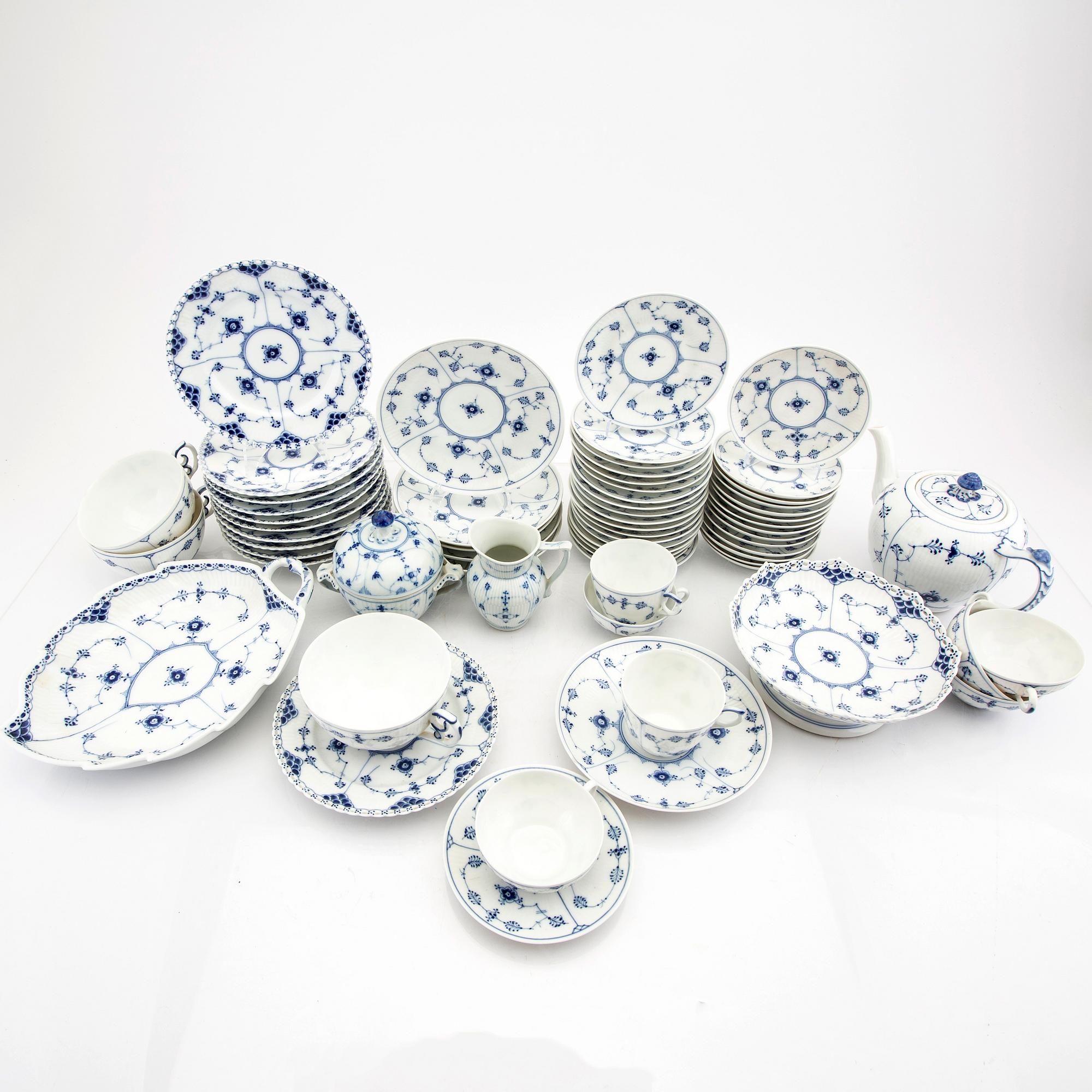 Service 52 dlr "Musselmalet" riflet, half and full lace Royal Copenhagen Denmark porcelain.