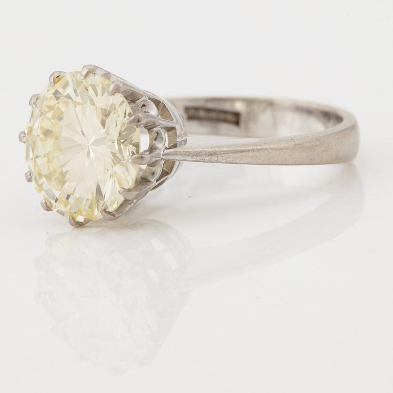 A RING set with a brilliant cut-diamond.