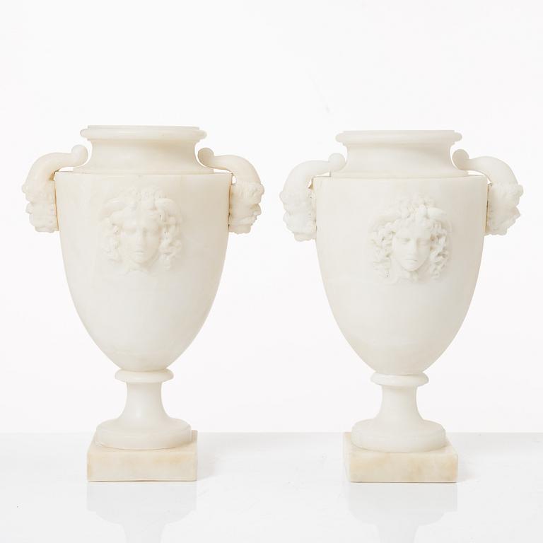 Urnor, ett par, alabaster, omkring 1900.