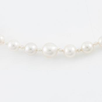 Necklace of pearls with a gold and silver clasp set with rose-cut diamonds.
