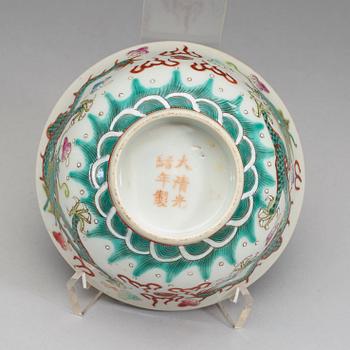 A famille verte dragon bowl, Republic. With Guangxus six characters mark in red.