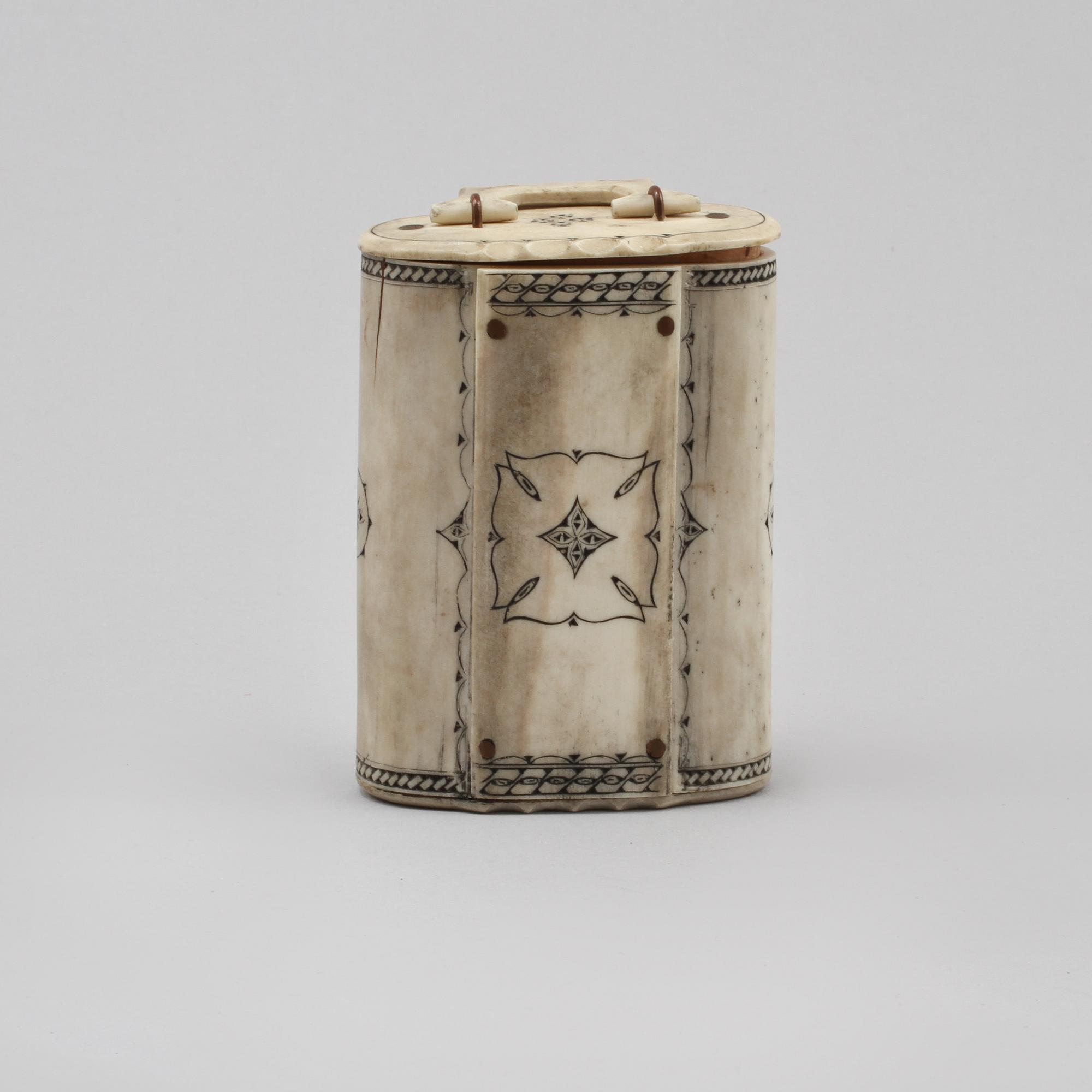 DOSA, ben, Esse Poggats d y, signerad, omkring 1900-talets mitt.