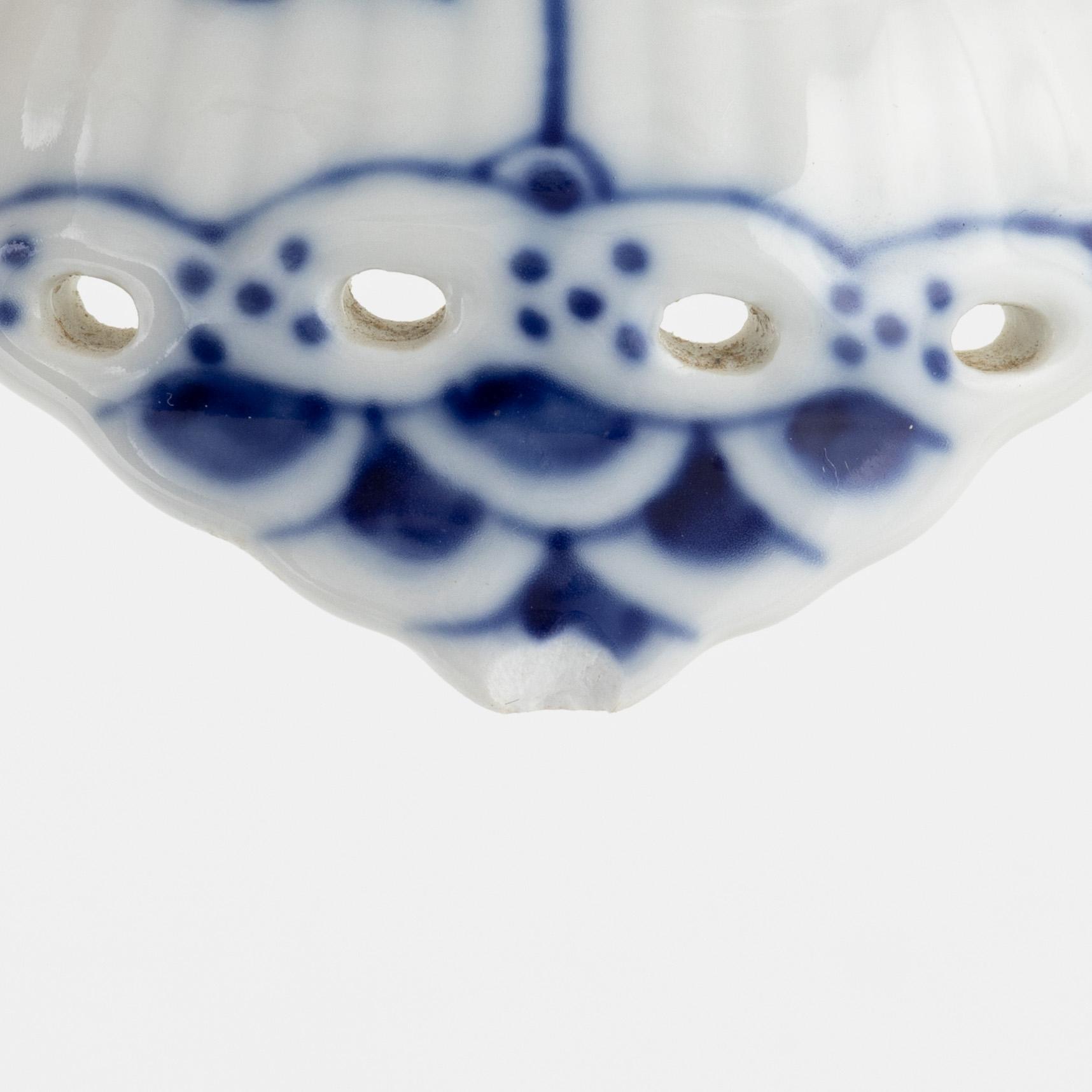 Royal Copenhagen, 4 porcelain pieces of 'Musselmalet', Denmark.