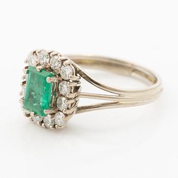 Ring, 18K white gold with an emerald and brilliant-cut diamonds.