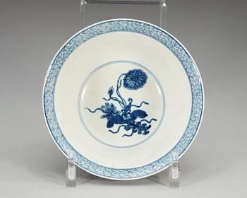 A blue and white bowl, Qing dynasty, Kangxi (1662-1722), with Jiajing six character mark.