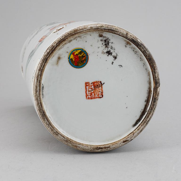 A Chinese famille rose porcelain hat stand, first half of the 20th century.