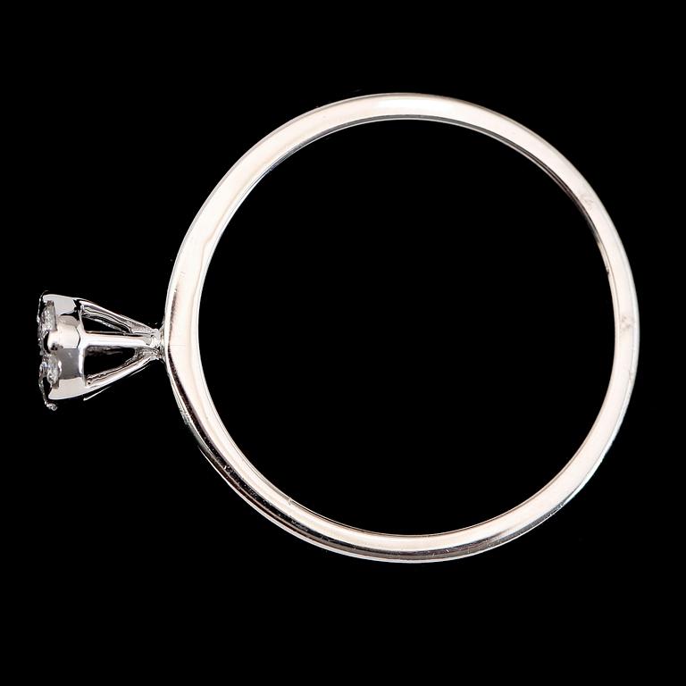 RING, 14K vitguld, briljantslipade diamanter. Vikt ca 3 g.