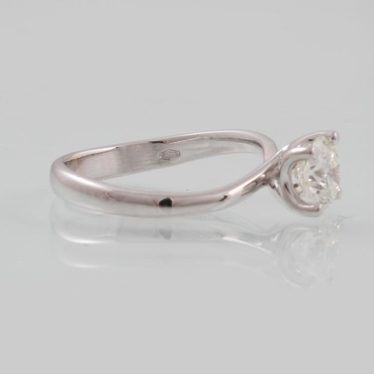 RING, 18K vitguld med briljantslipad diamant 1.01 ct. Vikt  3,5 gram.