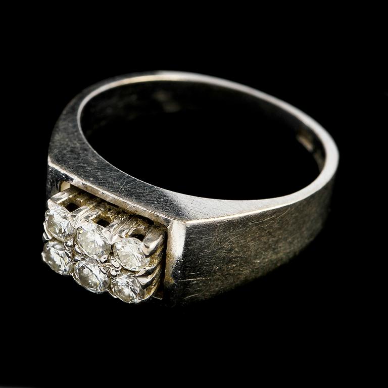 RING, 18k vitguld med 6 briljantslipade diamanter, tot 4.42 ct, Ceson, Göteborg, 1976. Vikt 7 g.