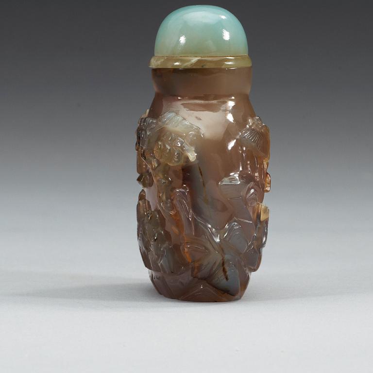 An agate and nephrite snuff bottle with stopper.